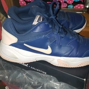 Nike athletic shoe (tennis)